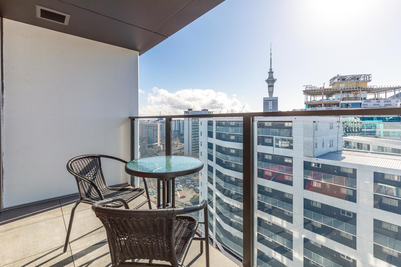 Star Queens Serviced Apartments Auckland Zewnętrze zdjęcie A balcony in a residential apartment in Auckland, New Zealand