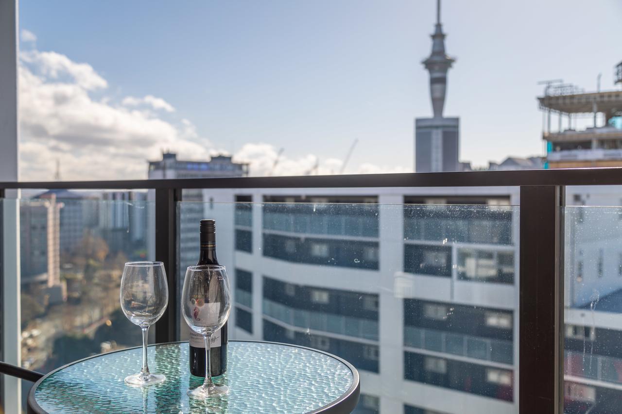 Star Queens Serviced Apartments Auckland Zewnętrze zdjęcie Sky Tower view from a residential apartment